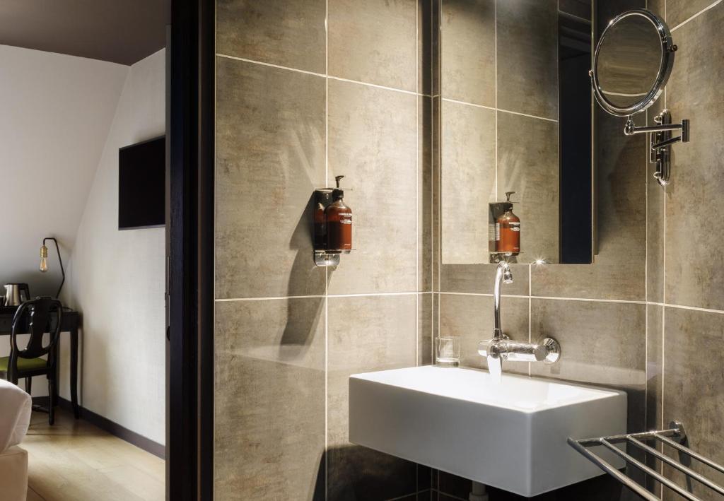 New Hotel Republique - Ex Albert's Hotel - Resim 23