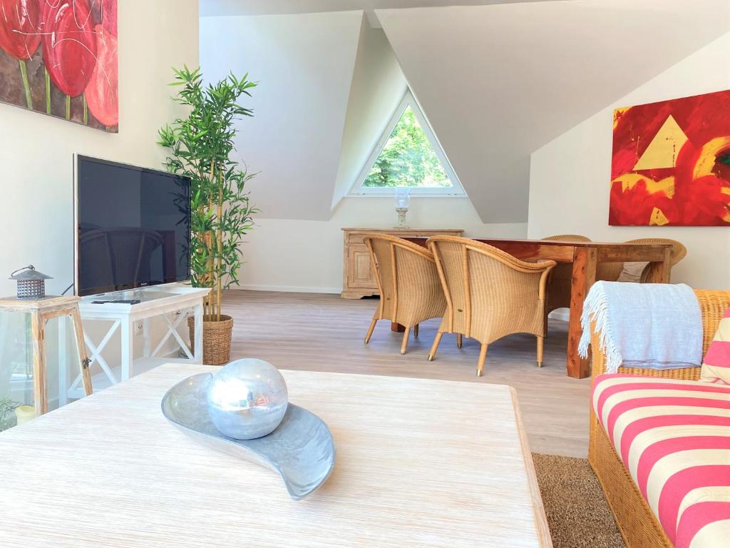 a living room with a table and a tv at One Bedroom Apartment In Groensee, Stubbenrode in Großensee