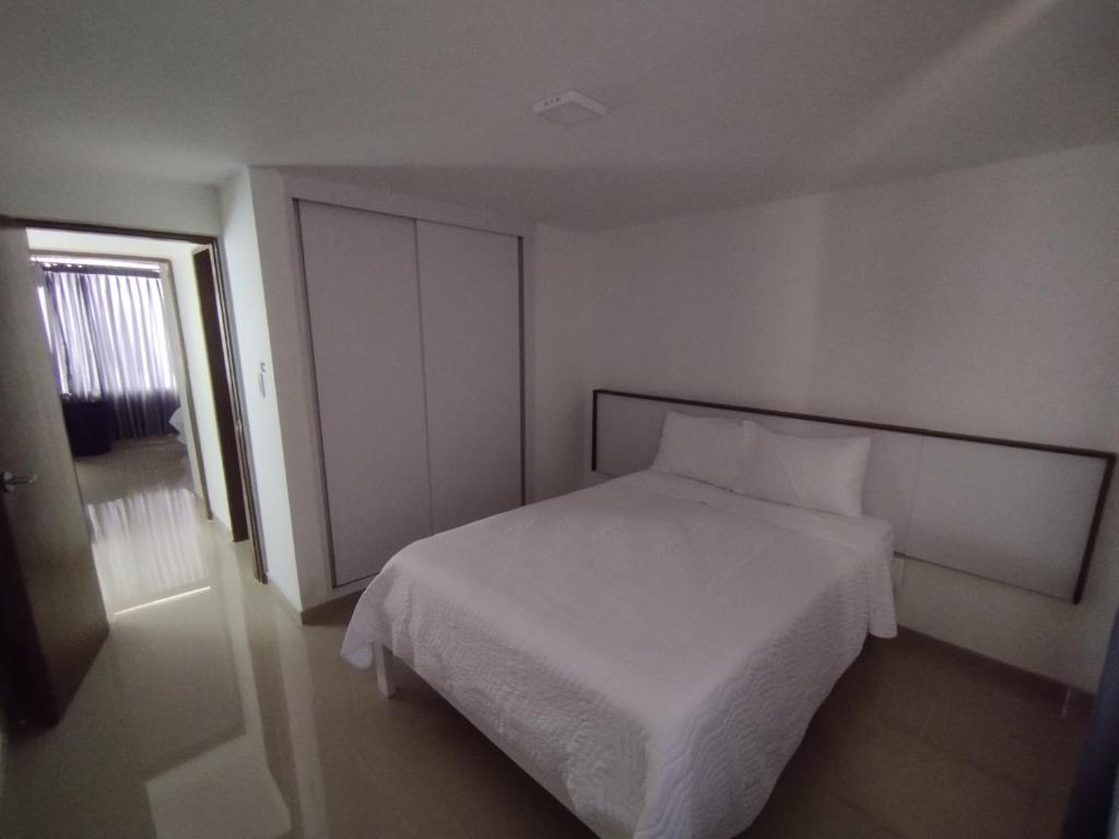 Postel nebo postele na pokoji v ubytování Riohacha III apartamento comodo y seguro perfectos para trabajar o vacacionar con balcón FRENTE AL MALECON