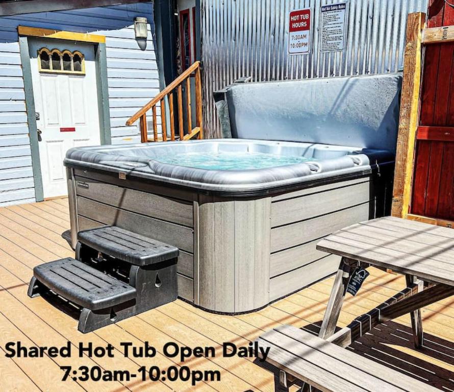 bañera de hidromasaje en una terraza con banco en Dog Friendly Private Cabin w Hot Tub Leadville-A, en Leadville