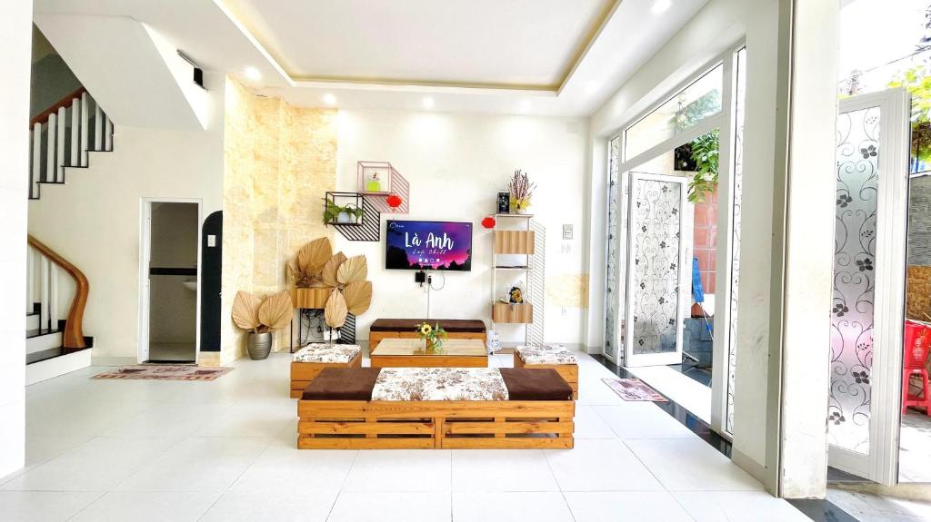 - un salon avec un canapé et une télévision dans l'établissement Simi Homestay, à Vung Tau