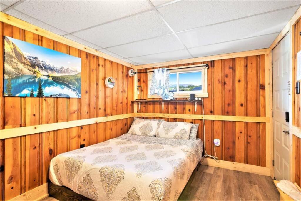 Postel nebo postele na pokoji v ubytování 6 Renovated Cozy Room Dog Friendly Motel Leadville