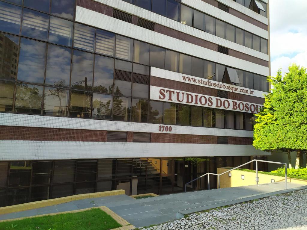 un edificio con un cartel que lee los estudios hacen bosch en Studio do Bosque en Curitiba