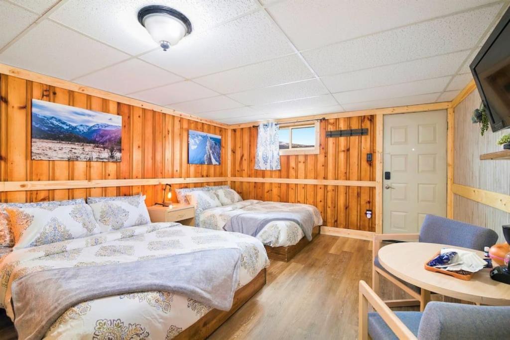 1 dormitorio con 2 camas y mesa en 1 Spacious Private Room Dog Friendly Leadville, en Leadville