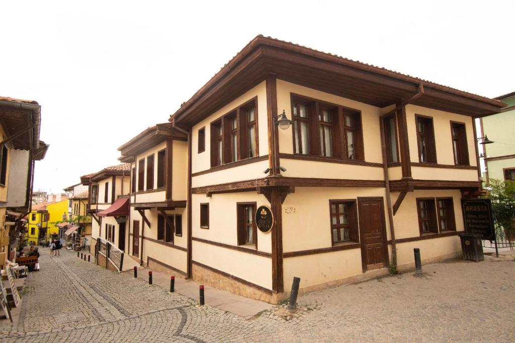 un bâtiment situé sur le côté d'une rue dans l'établissement Arasta Konak Boutique Hotel, à Eskişehir