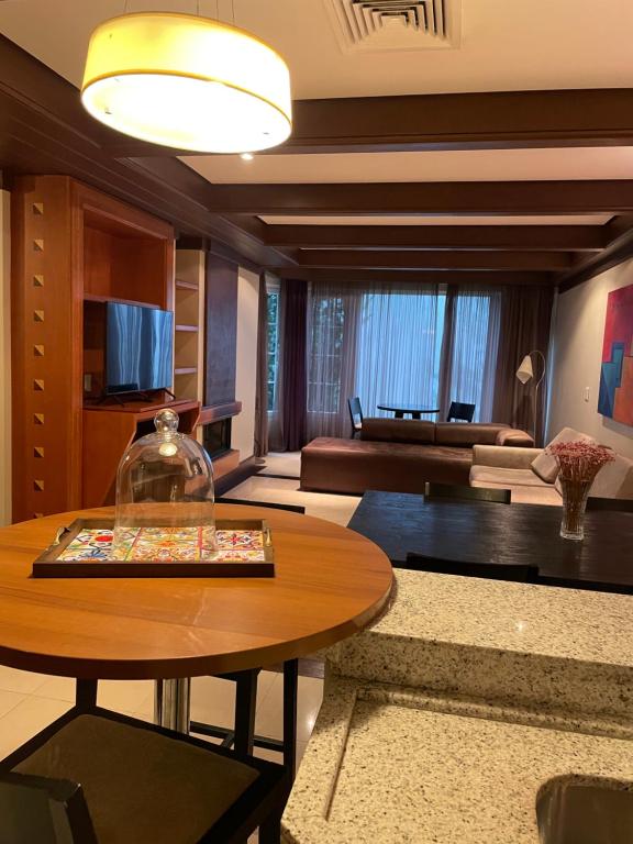 Privilege Apart hotel Mountain Village في كانيلا: غرفة معيشة مع طاولة وأريكة