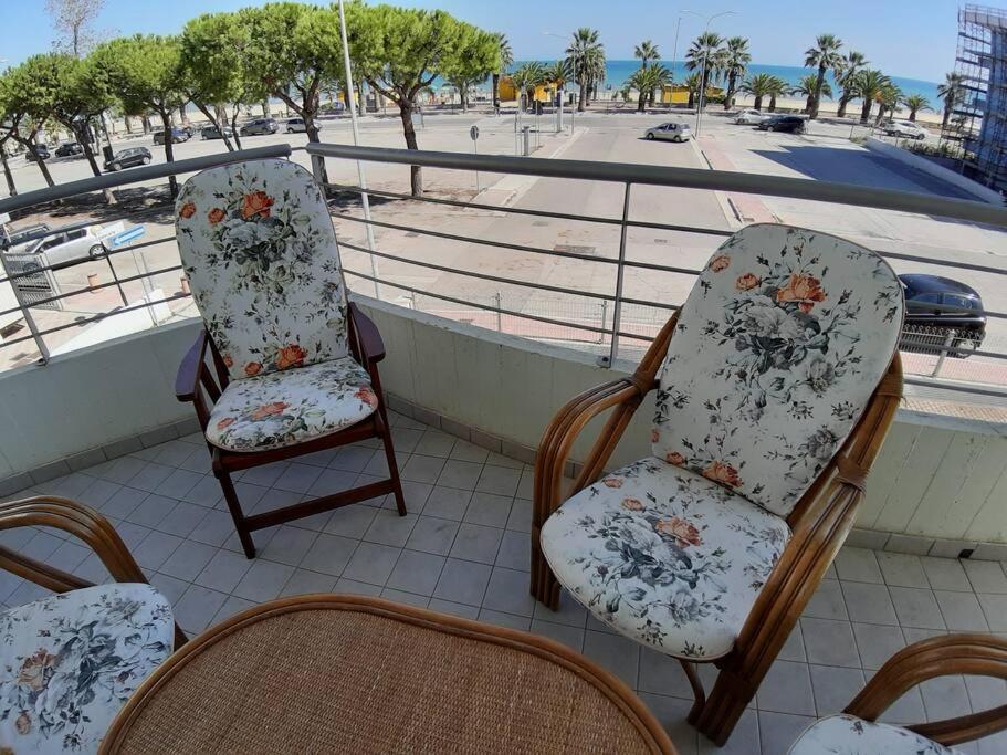 einen Balkon mit 2 Stühlen und Strandblick in der Unterkunft Appartamento Sirena in Tortoreto Lido
