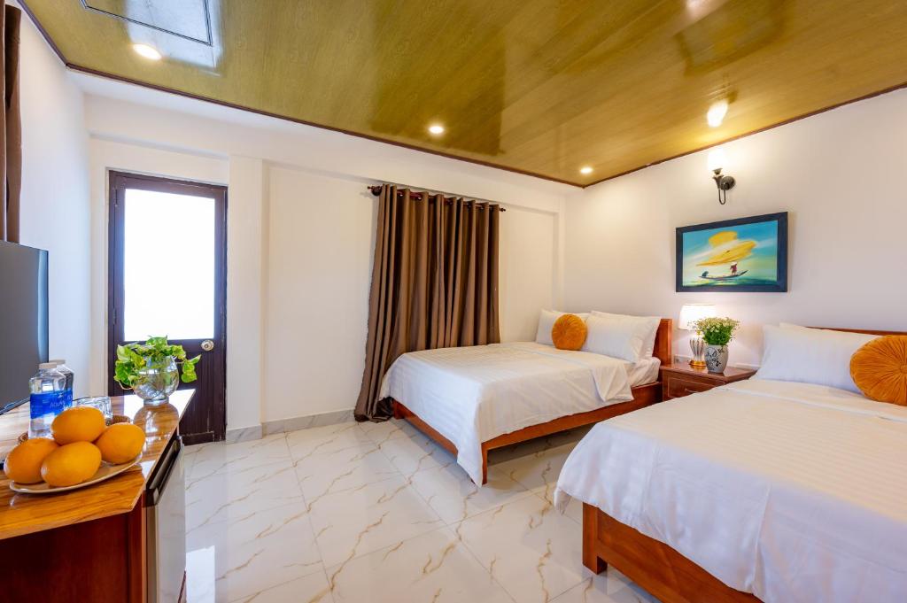 Postel nebo postele na pokoji v ubytování Golden Sun Hotel Hoi An