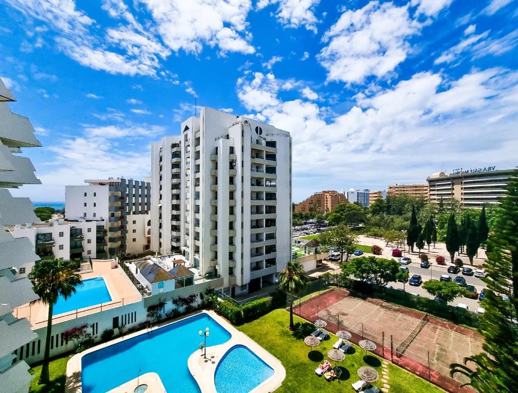 un appartement avec une piscine dans une ville dans l'établissement FLH Vilamoura Sunny Apartment with Pool, à Vilamoura