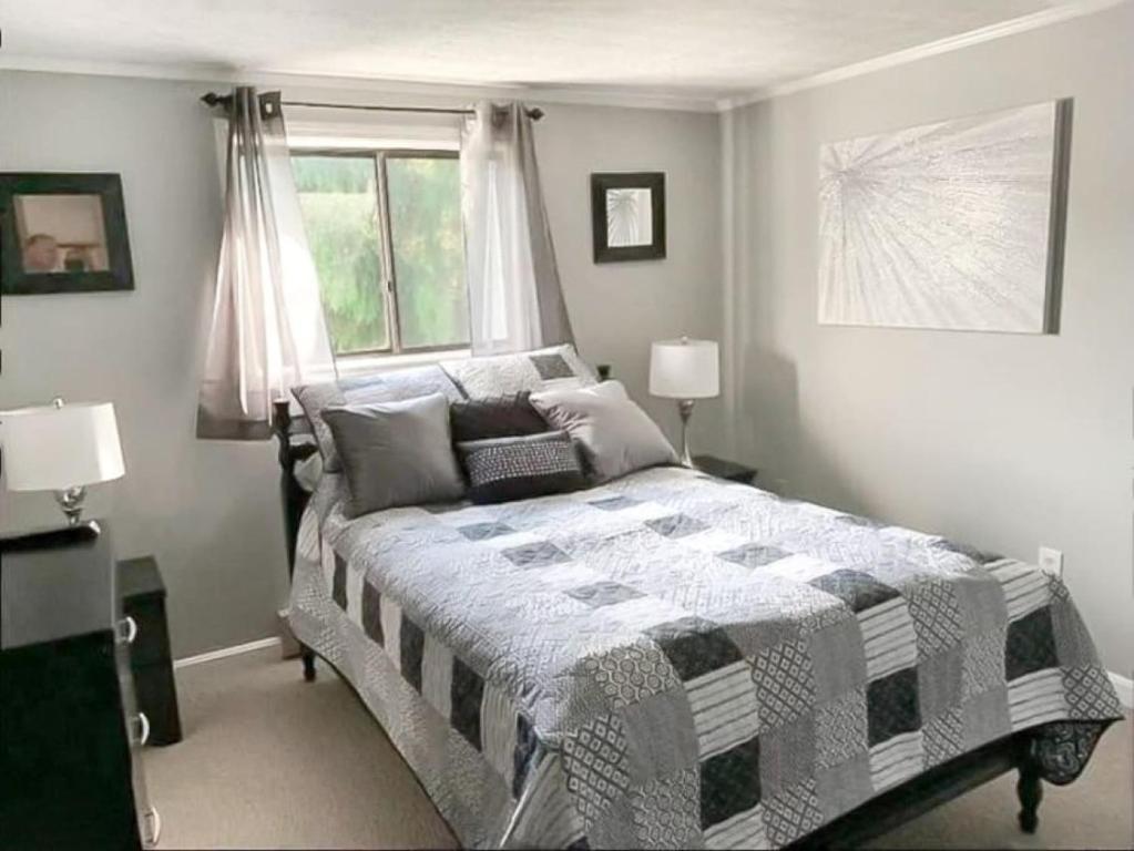 Schlafzimmer mit einem Bett und einem Fenster in der Unterkunft Cozy condo. Full resort access. Great for couples and families. in Claysburg
