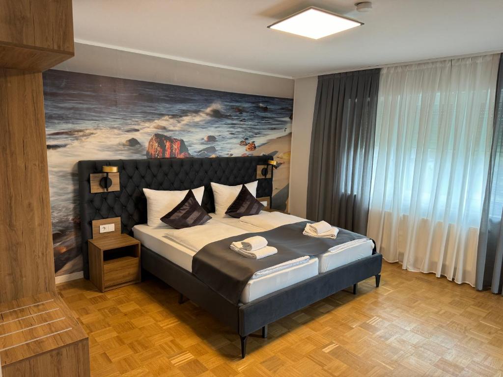 Schlafzimmer mit einem Bett mit Wandgemälde in der Unterkunft Ferienwohnung am Freudenthal in Soltau