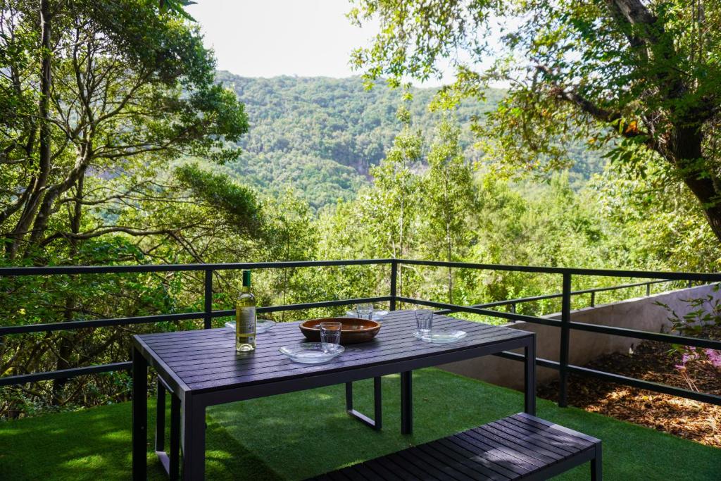 una mesa en un balcón con vistas en El Cedro Cottage Home, en Hermigua