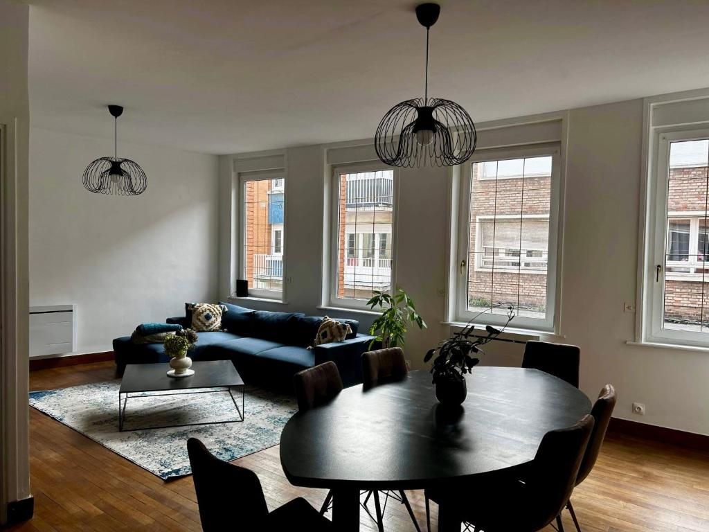 un salon avec une table et un canapé dans l'établissement Maison hyper centre de dunkerque, à Dunkerque