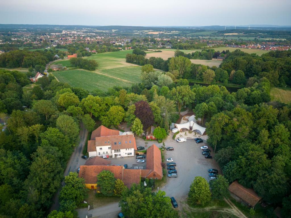 an aerial view of a house with a parking lot at Waldhotel und Restaurant Zeitreise in Bramsche