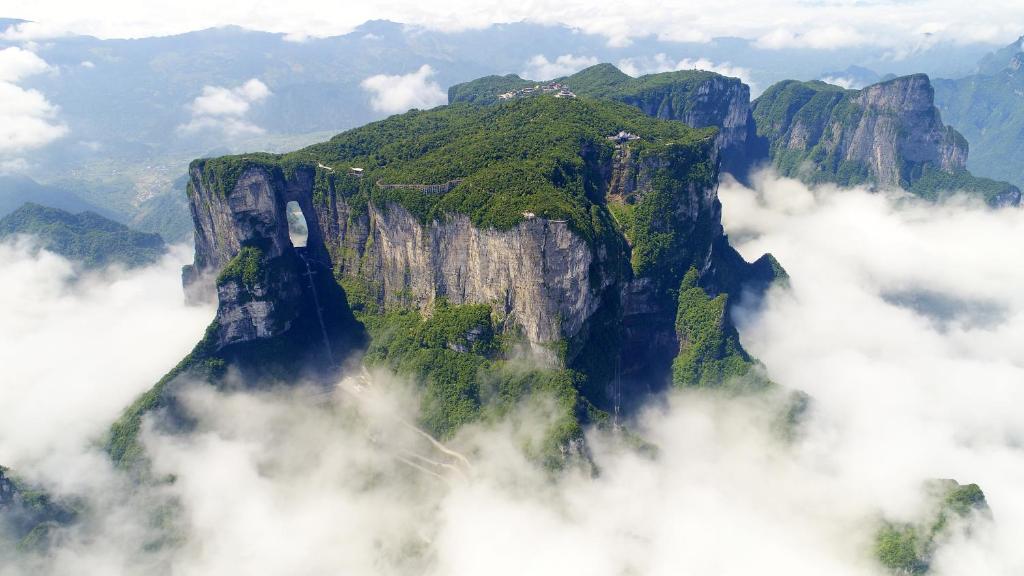 una montaña en medio de las nubes en Zhangjiajie Porui Hotel - Tianmen Mountain, en Zhangjiajie