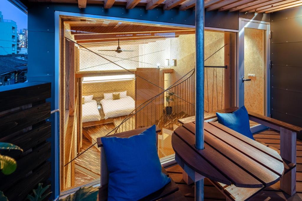 Cette chambre dispose d'un balcon avec un hamac. dans l'établissement ARCHITEKTON -the villa Tennoji-, à Osaka