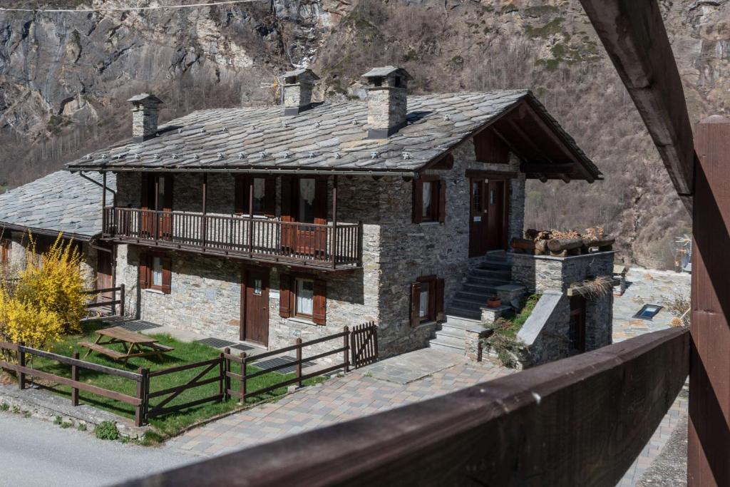 a model of a house with a roof at Case Gran Paradiso Rhemes Saint Georges in Rhemes-Saint-Georges