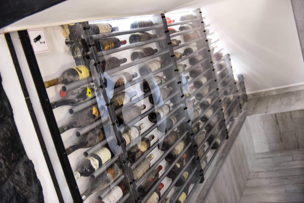 una parete di bottiglie di vino in una cantina di UpForest Guesthouse a Călimăneşti