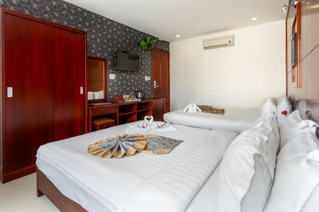 Postel nebo postele na pokoji v ubytování Valencia Da Nang Beach Hotel