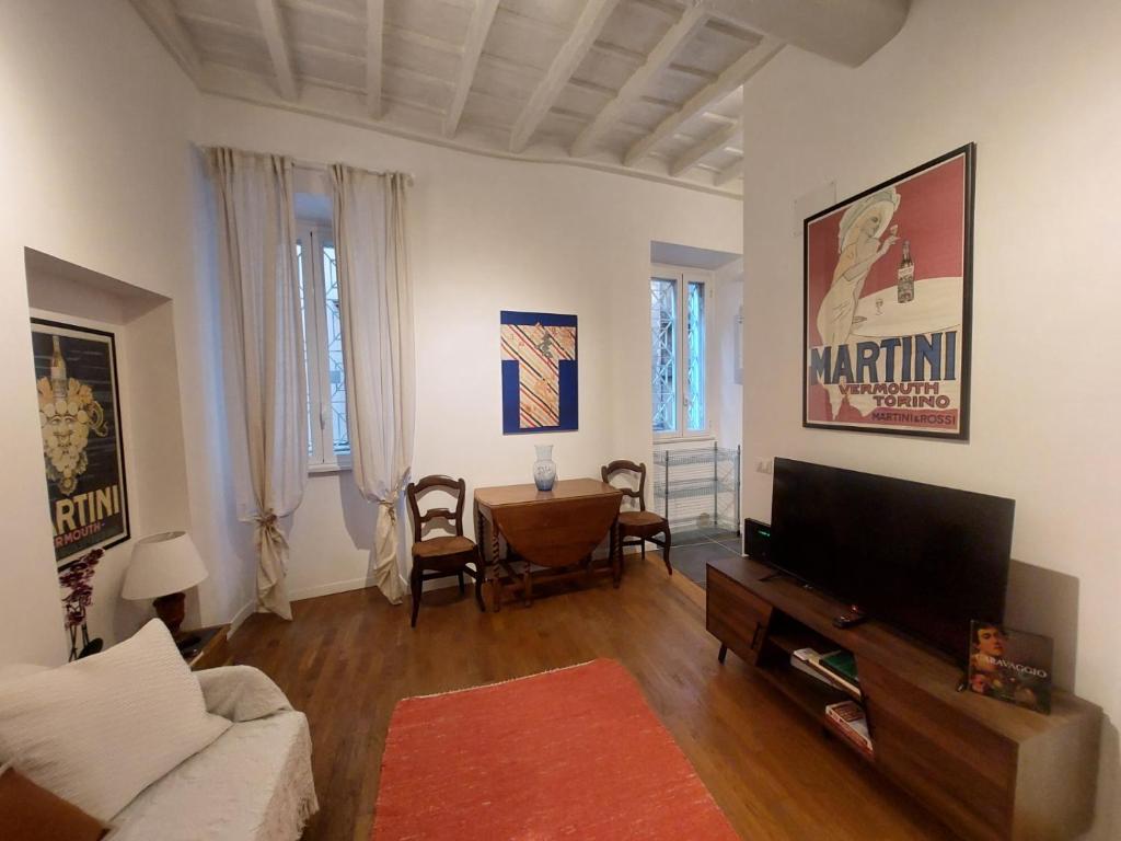 salon z kanapą i telewizorem z płaskim ekranem w obiekcie pantheon luxury apartment w Rzymie