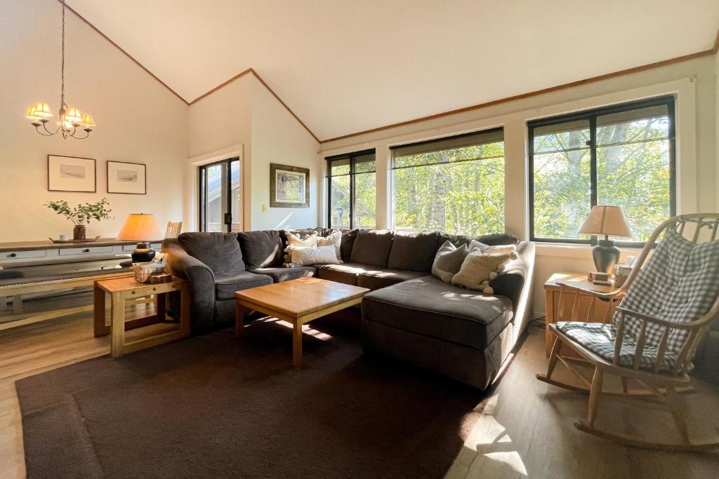 una sala de estar con un sofá y una mesa en Moon River Lodge, en Lincoln