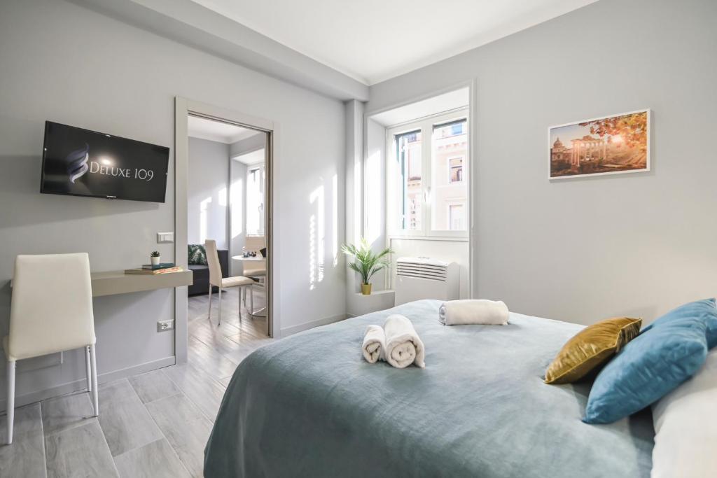 um quarto com uma cama com duas toalhas em Suite 109 em Roma
