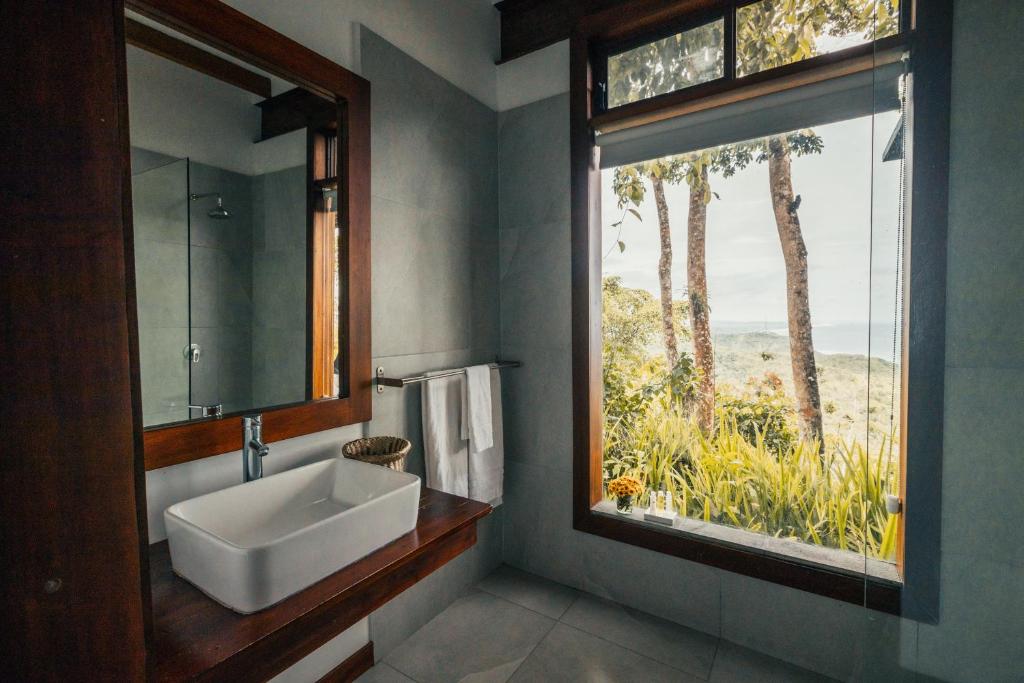 Entrada的住宿－Cerro Lobo，一间带水槽的浴室和一个美景窗户