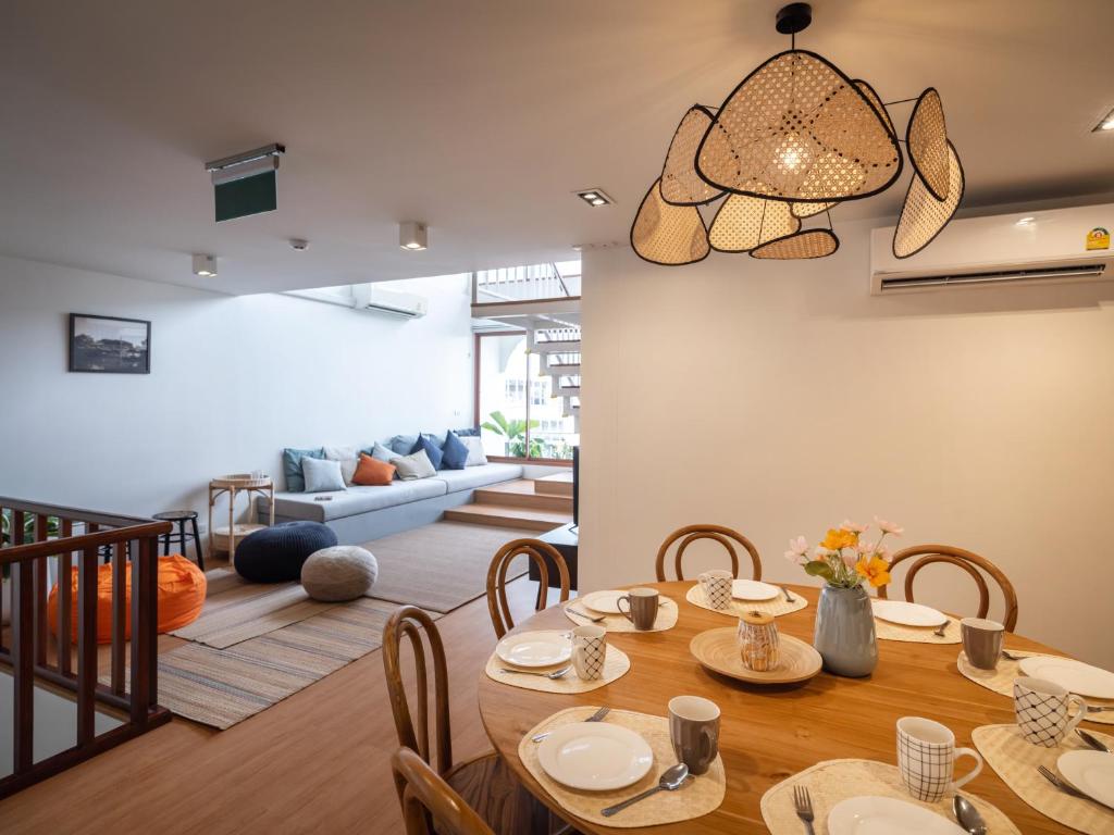uma sala de jantar com uma mesa e um sofá em Bedtime storeys near ICON SIAM em Bangkok