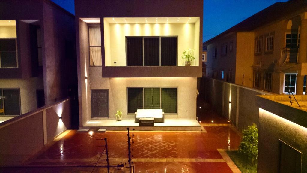 Habitación con sofá en medio de un edificio en Sydney’s villa, en Accra