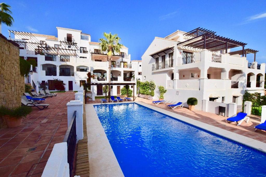 ein Hotel mit einem Pool vor einem Gebäude in der Unterkunft Pueblo los Monteros in Marbella