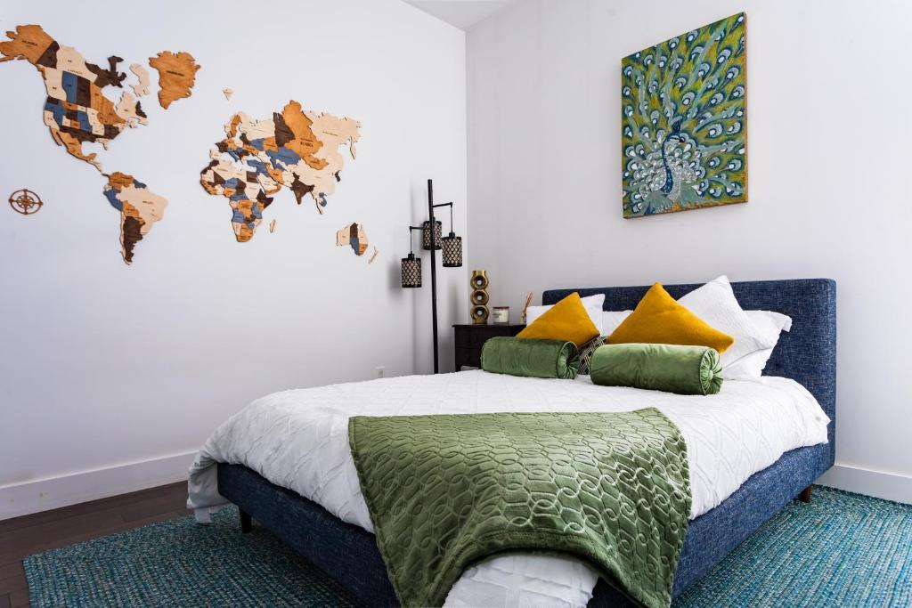 een slaapkamer met een bed met een wereldkaart aan de muur bij 1- Bdr Condo w Patio Close to the beach in Long Beach