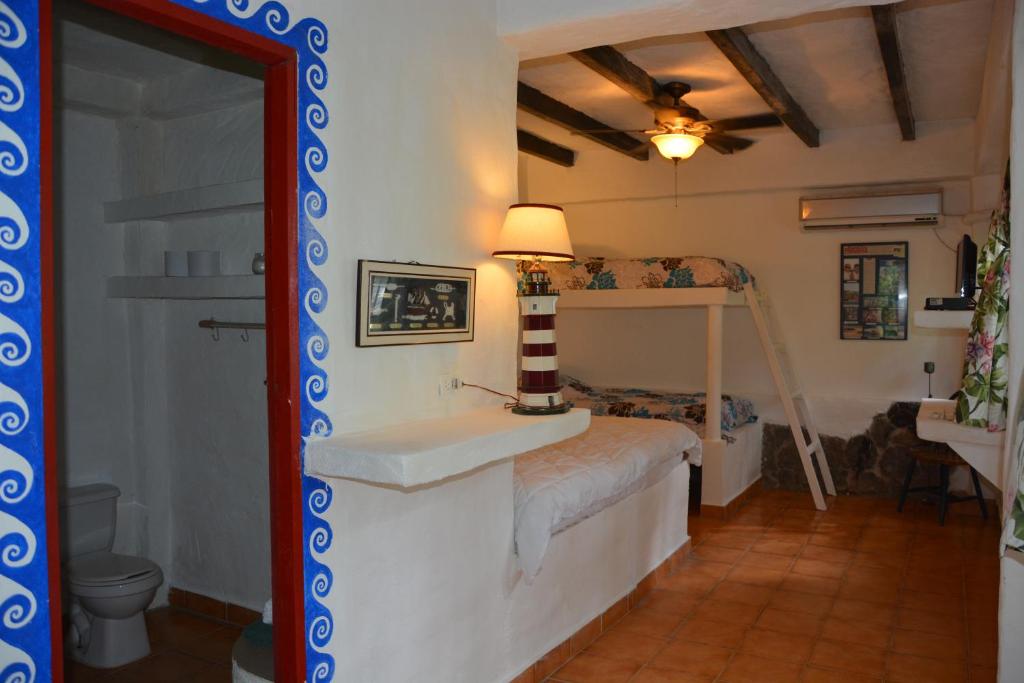 1 dormitorio con litera y lavamanos en OceanFront Bungalows - Paradise Rentals en Santa Catalina