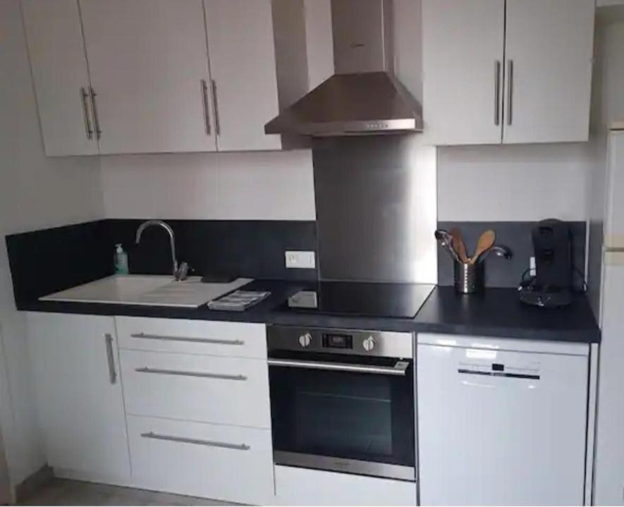 Kuchyň nebo kuchyňský kout v ubytování Maison chaleureuse avec terrasse et vue baie