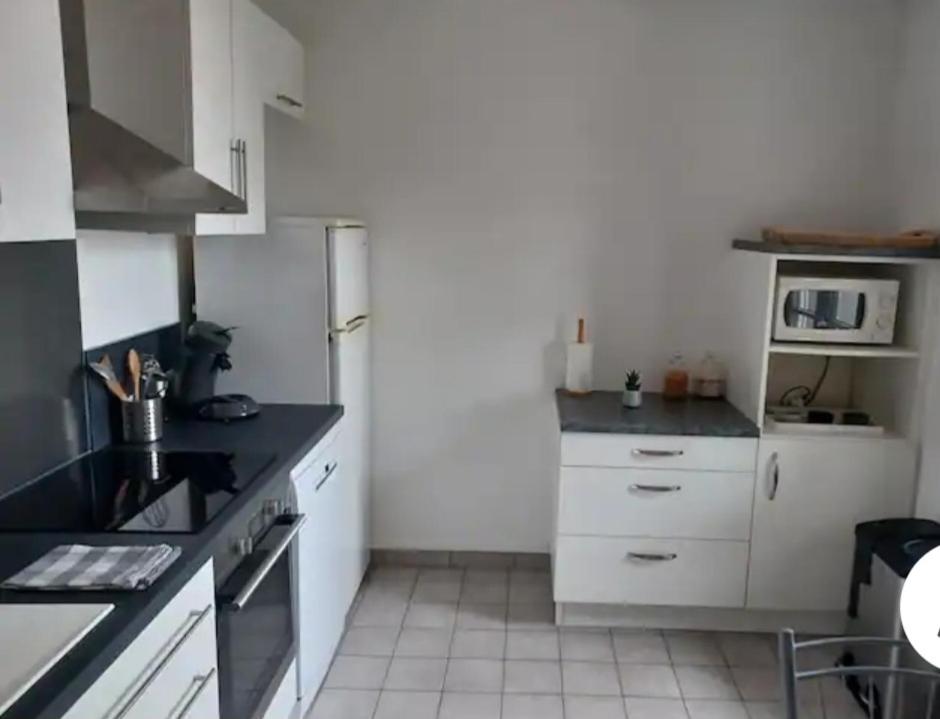 Kuchyň nebo kuchyňský kout v ubytování Maison chaleureuse avec terrasse et vue baie