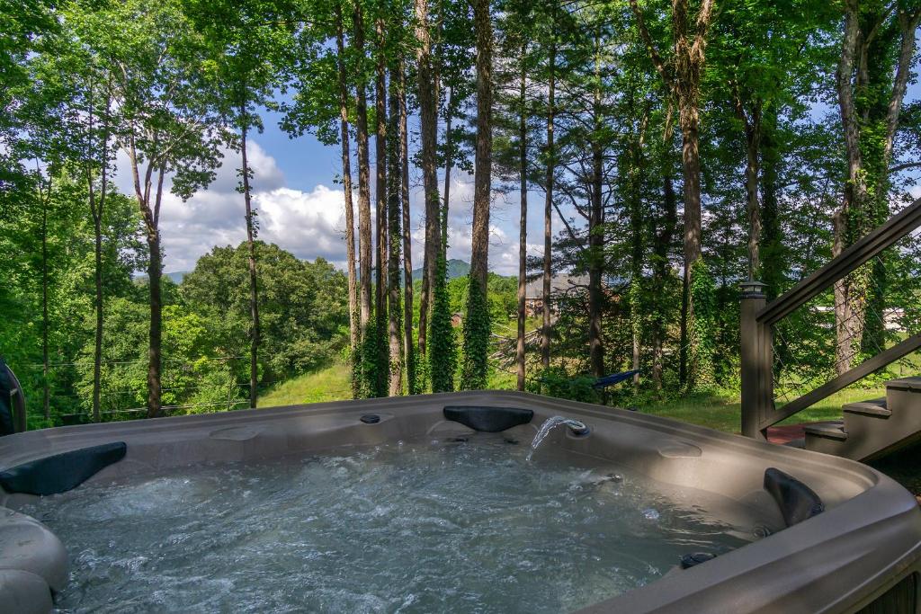 a hot tub in the middle of a forest at Nomad Retreat Pet-Friendly, Hot Tub & Mountain View in Old Fort