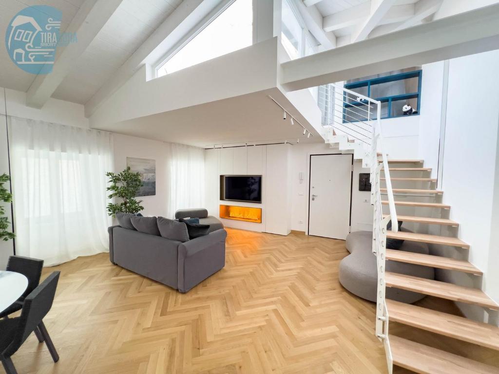 uma sala de estar com uma escada e um sofá em Tarabochia 8 Tirabora Short Rent em Trieste