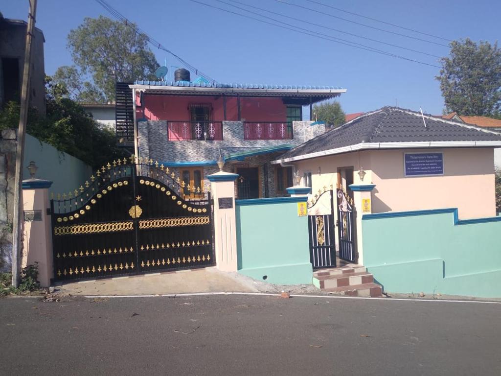 イェールカードゥにあるThulasiraman's Home Stayの家の前の黒門