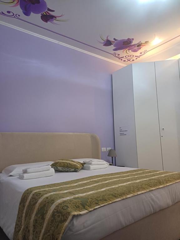 - une chambre avec un lit doté d'une couverture verte dans l'établissement Orchidea, à Bologne