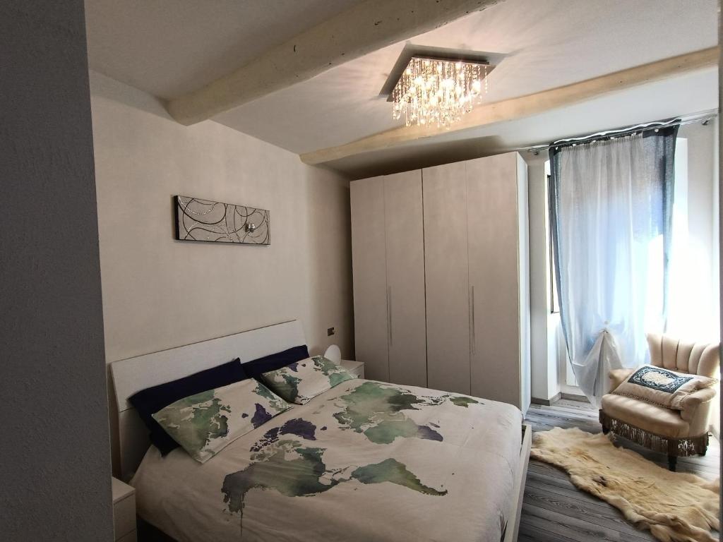 um quarto com uma cama, uma cadeira e uma janela em La Casina Pallacorda em Prato