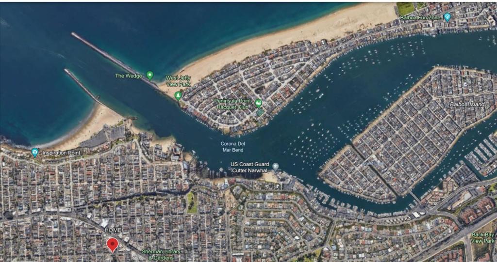 Un mapa de una ciudad junto a un cuerpo de agua en Heart of Corona Del Mar 2 Bed 2 bath gem HUGE Patio and Front yard en Newport Beach