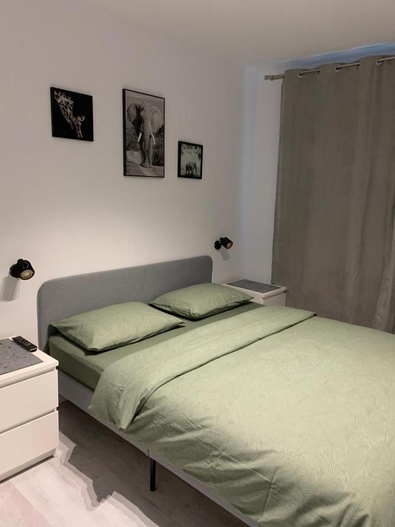 sypialnia z łóżkiem i 2 zdjęciami na ścianie w obiekcie Cazare barlad 2 w mieście Bîrlad