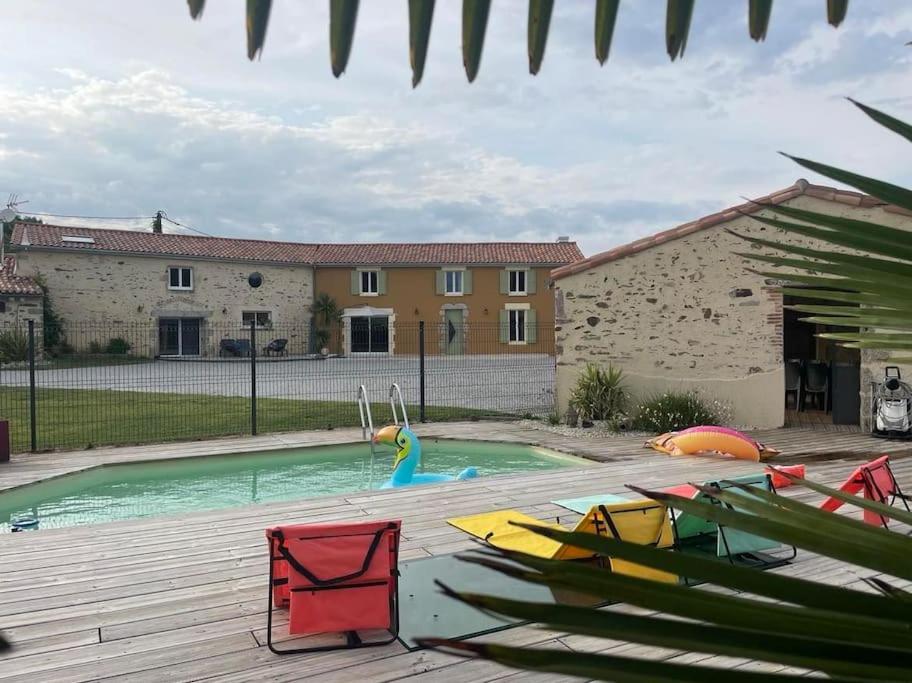 uma piscina com parque numa casa em gîte la vie en couleur 14 personnes em Saint-Paul-en-Gâtine