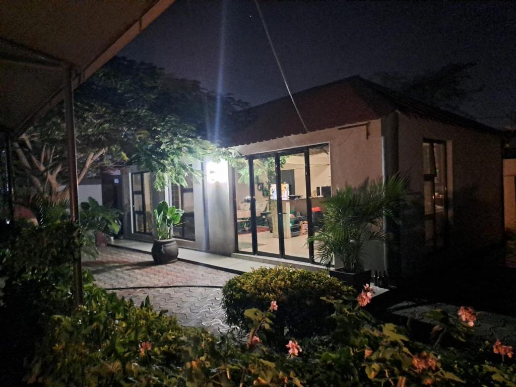 Taman di luar Bianca's