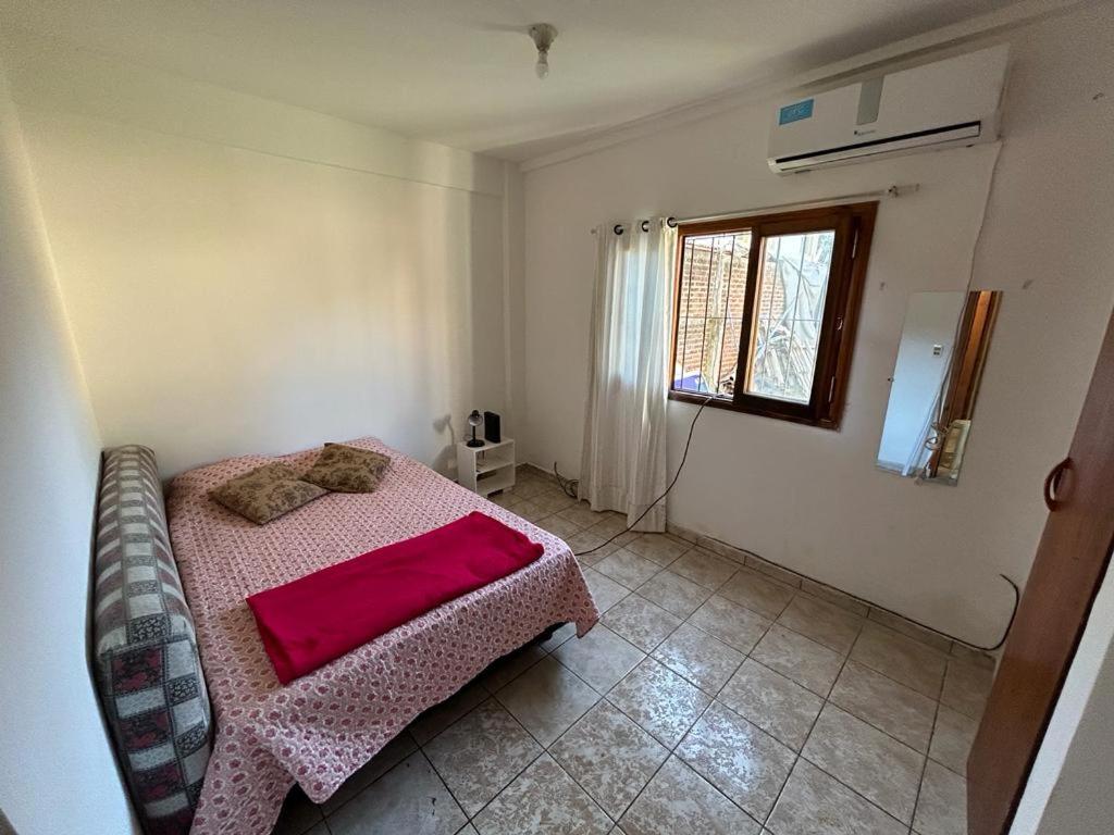 sypialnia z łóżkiem i oknem w obiekcie Departamento 1 dormitorio para 3 personas en Miguel Lanus w mieście Posadas