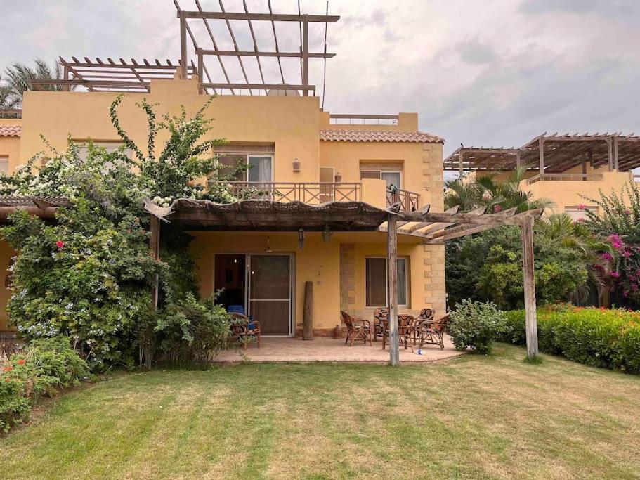 una casa con una pérgola en el patio en 5-BR beachfront Villa on Red Sea - stunning view en Ain Sokhna