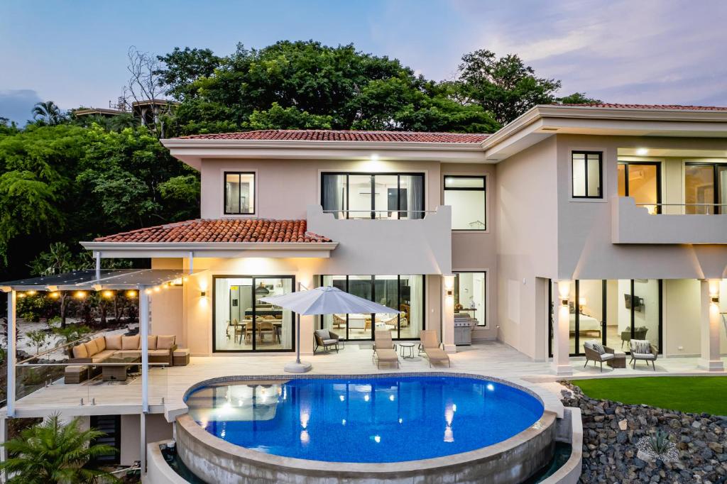 una casa con piscina frente a ella en Casa Cito, en Playa Hermosa