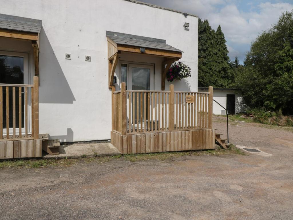 Casa con puerta de madera y porche en Rabbits Warren en Lydney