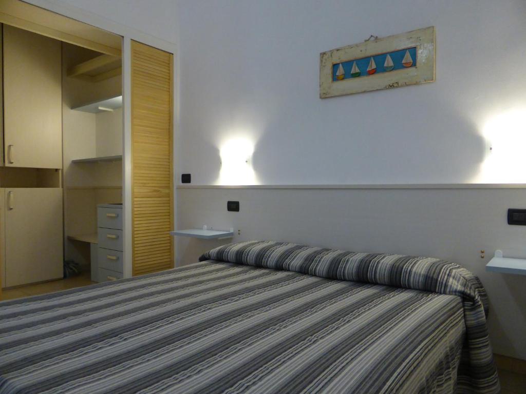 sypialnia z łóżkiem z paskiem w obiekcie Affittacamere Il Pellegrino w mieście San Terenzo