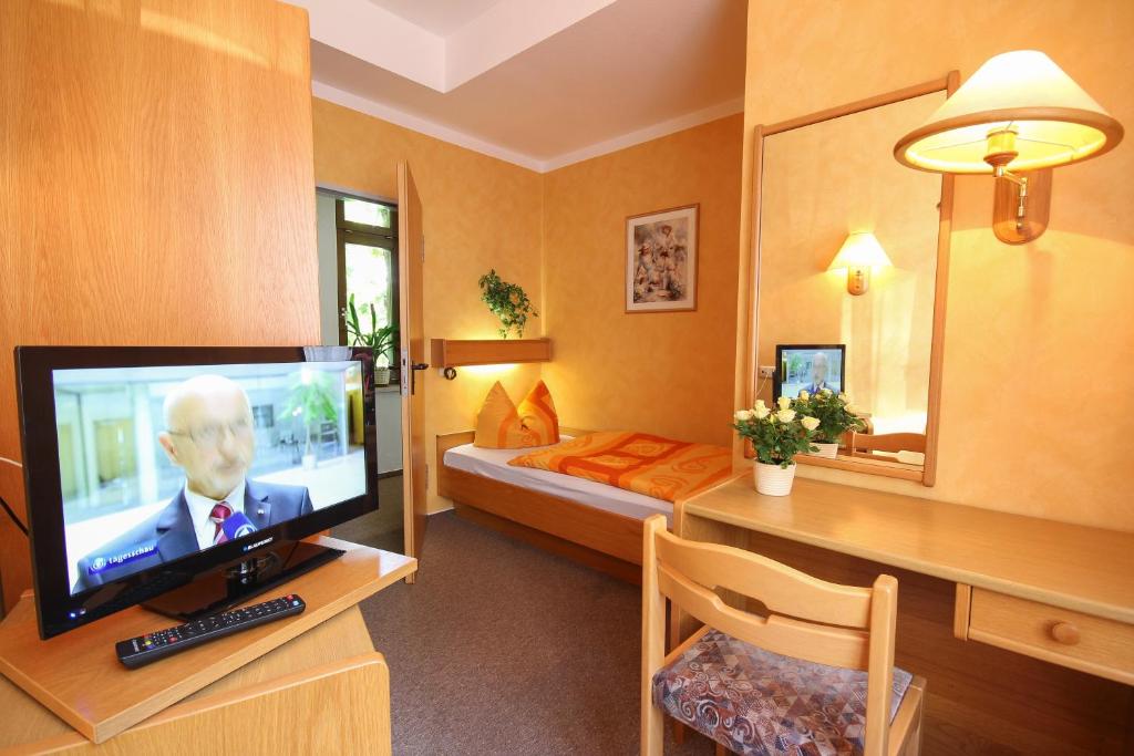 TV a/nebo společenská místnost v ubytování Pension Hotel Turmblick