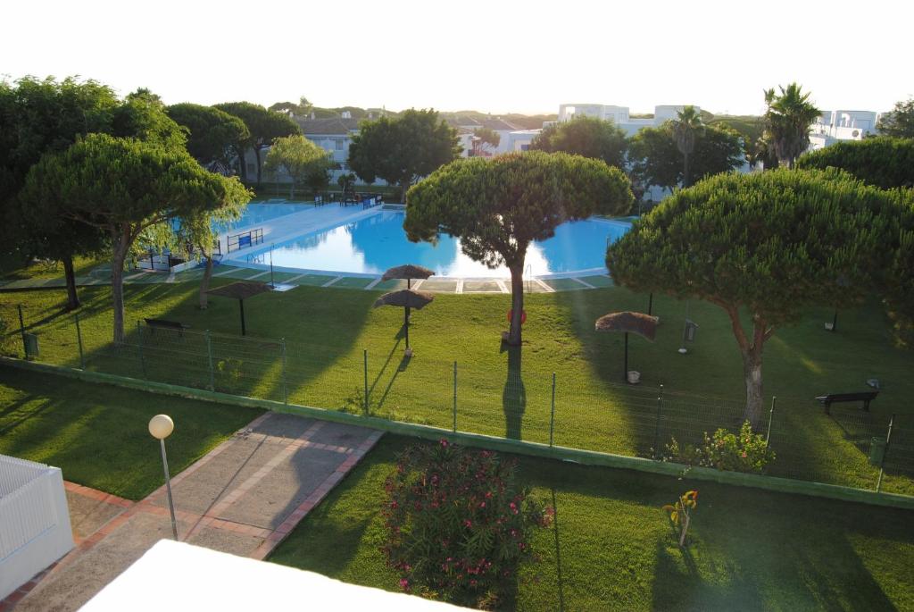 - Vistas a un parque con piscina en La Almadraba segunda Pista, en Chiclana de la Frontera